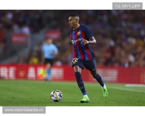 拉菲尼亚与罗本对比:左脚内切技术的效率与运用差异 拉菲尼亚与罗本对比:左脚内切技术的效率与运用差异