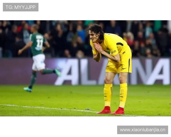 卡瓦尼赛后还在餐厅坐到凌晨，这生活节奏也太反差了吧！